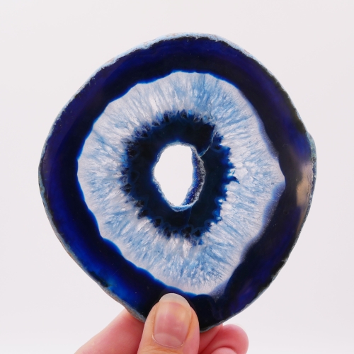 Plaster agatu niebieski – naturalny minerał z widocznymi koncentrycznymi wzorami