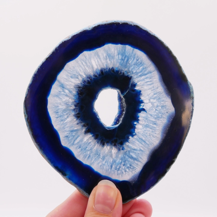 Plaster agatu niebieski – naturalny minerał z widocznymi koncentrycznymi wzorami