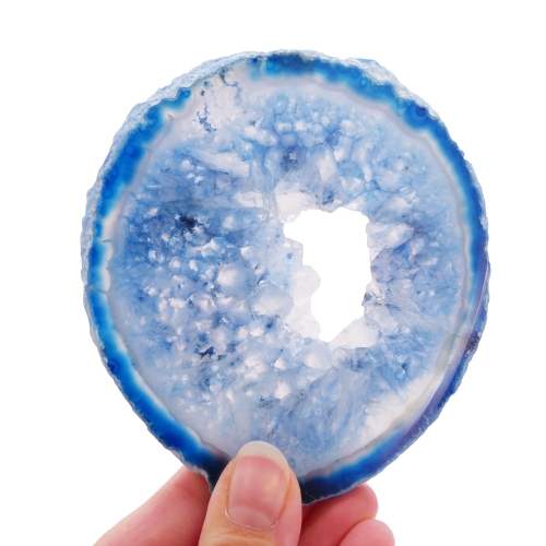 Gładki, polerowany plaster agatu o żywej niebieskiej barwie.