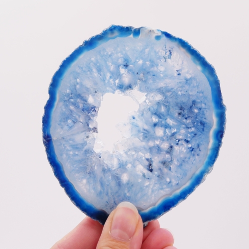 Przeświecający niebieski plaster agatu, obie strony polerowane.
