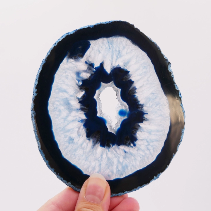 Plaster agatu w różnych odcieniach niebieskiego, polerowany dwustronnie.