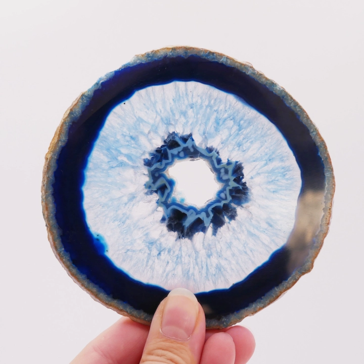 Intensywnie niebieski plaster agatu, polerowany obustronnie.