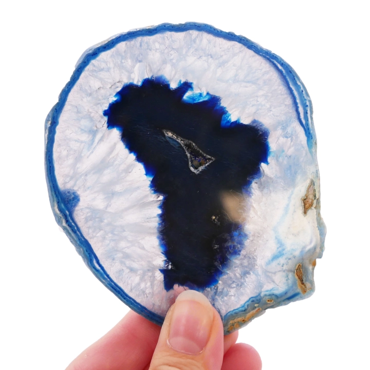 Zbliżenie na morskie odcienie i pasmową strukturę wewnątrz plastra agatu nr 067.