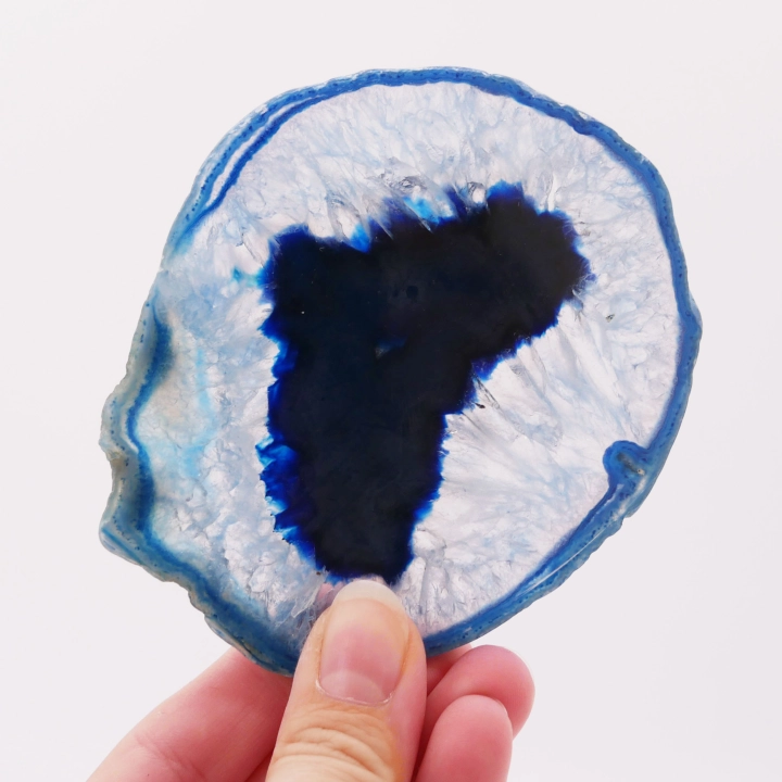 Prześwitujący plaster agatu widoczny pod światło, ukazujący detale wzoru.