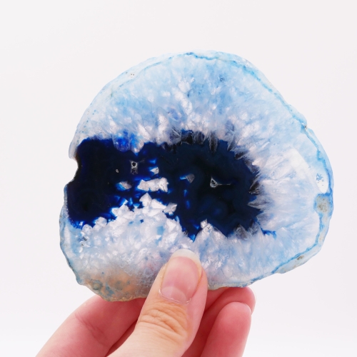 Zbliżenie na błękitne pasma i strukturę wewnątrz plastra agatu nr 068.