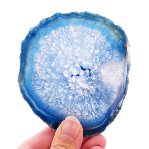 Plaster niebieskiego agatu nr 074 – widok na wypolerowaną powierzchnię z koncentrycznym układem niebieskich pasm.