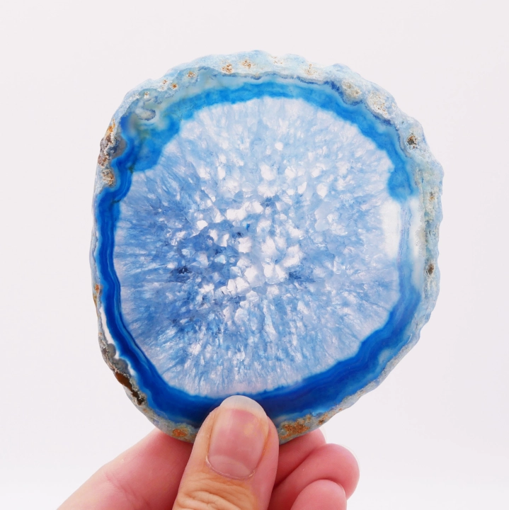 Niebieska płytka agatowa nr 074 – zbliżenie na krystaliczne wnętrze kwarcu i błękitne warstwy mineralne.