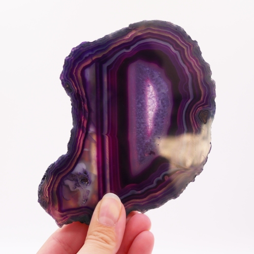 Dwustronnie polerowany plaster z agatu w odcieniach fioletu.