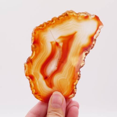 Agat plaster pomarańczowy – oszlifowany minerał z charakterystycznym rysunkiem