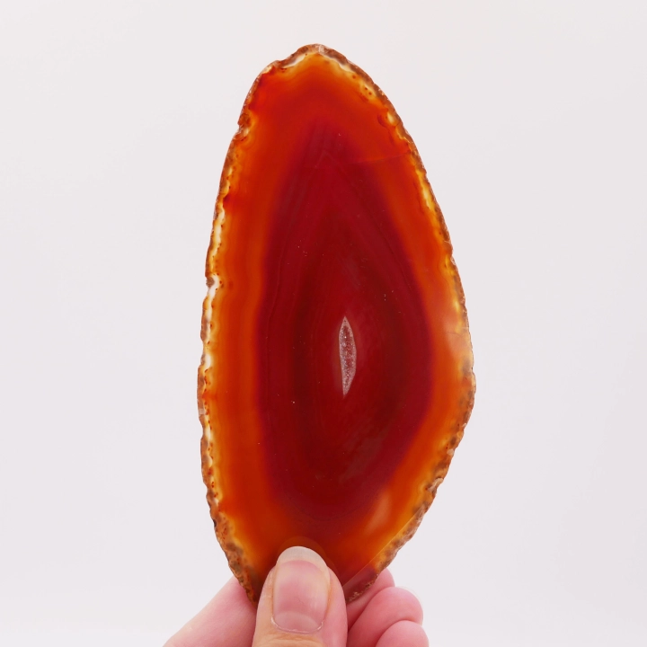 Zbliżenie na ciepłe odcienie i pasmową strukturę wewnątrz plastra agatu nr 062.