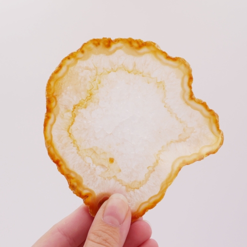 Płytka agatowa nr 075 – zbliżenie na krystaliczne wnętrze kwarcu i pomarańczowe warstwy mineralne.