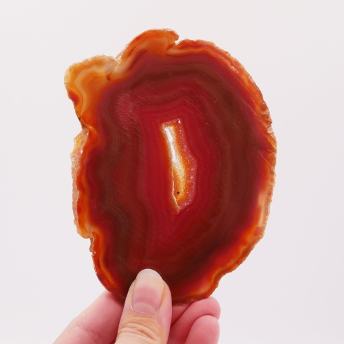 Płytka agatowa nr 076 – zbliżenie na detale pomarańczowych warstw i krystaliczne serce kwarcu.