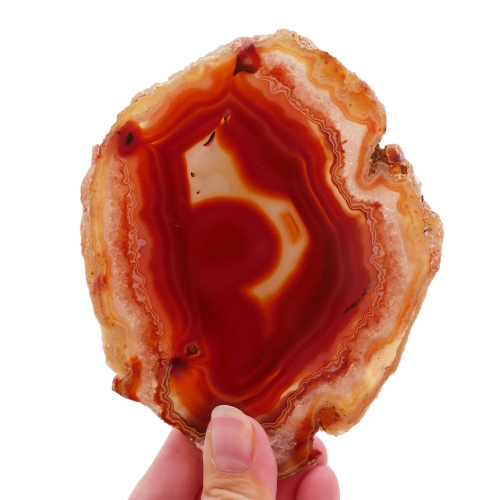 Pomarańczowy plaster agatu nr 077 – wypolerowana powierzchnia z wyraźnymi warstwami mineralnymi.