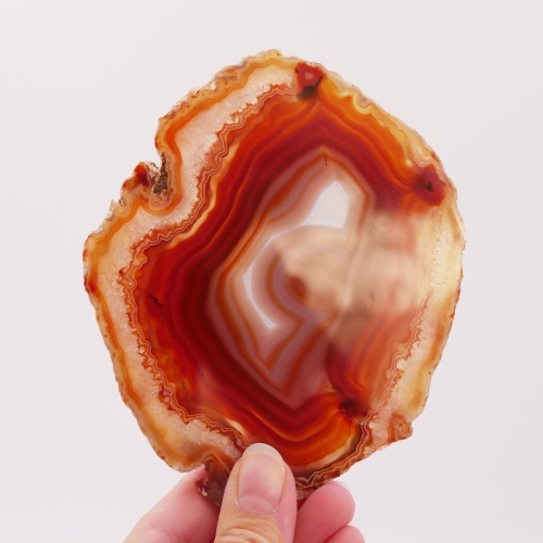 Dwustronnie polerowany okaz pomarańczowego agatu nr 077 – płaska forma do ekspozycji kolekcjonerskiej.