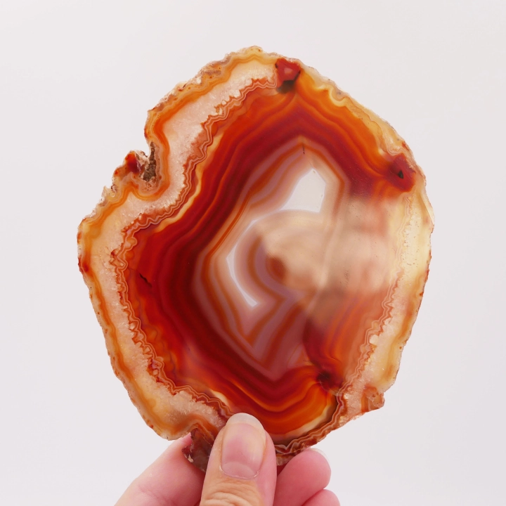 Dwustronnie polerowany okaz pomarańczowego agatu nr 077 – płaska forma do ekspozycji kolekcjonerskiej.