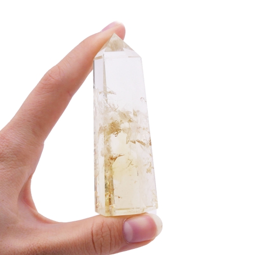 Cytryn obelisk – przezroczysty, polerowany kamień o unikalnych inkluzjach