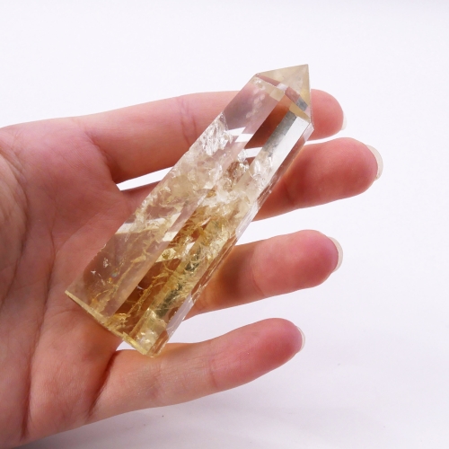 Polerowany cytryn w kształcie wieży – naturalne wzory wewnętrzne