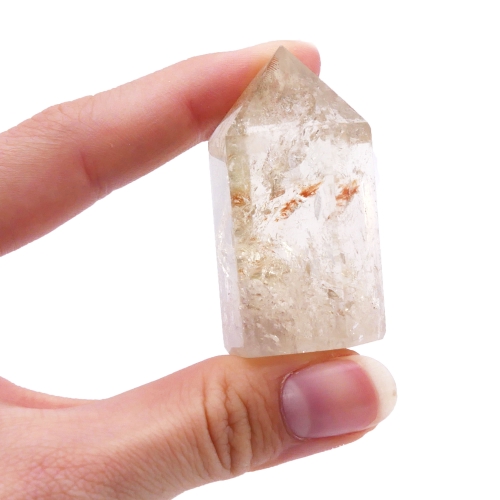 Polerowany obelisk z cytrynu o smukłej formie i jasnej, żółtej barwie na białym tle.