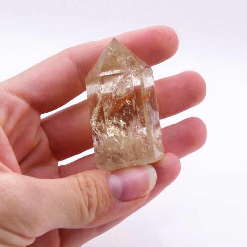 Wieża z naturalnego cytrynu, ukazująca jego świetliste, jasnożółte zabarwienie i wewnętrzne inkluzje.