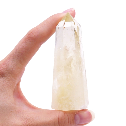 Jasnożółty obelisk z cytrynu z gładką, lustrzaną powierzchnią.