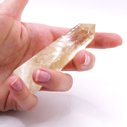 Obelisk cytrynowy pięknie odbijający światło dzięki polerowaniu.