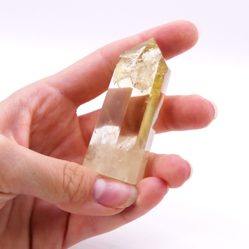 Cytryn w formie wysokiego, polerowanego słupa - kształt obelisku.