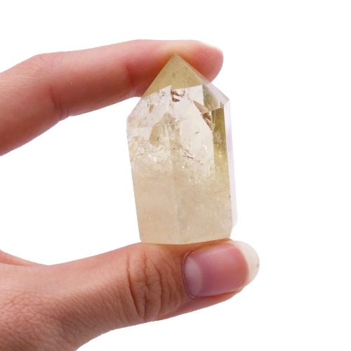 Naturalny cytryn oszlifowany w kształt obelisku, prezentujący piękno jasnego kwarcu.