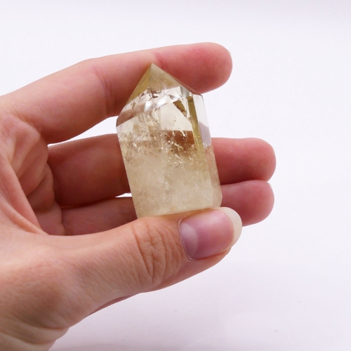 Elegancka wieża z cytrynu, idealna do pracy z energią słońca i optymizmu, na białym tle.