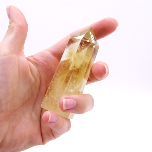 Wysoki połysk na gładkich ścianach smukłego obelisku z cytrynu.