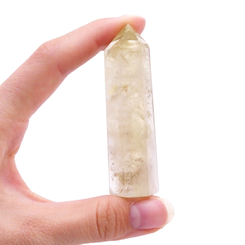 Jasny, polerowany obelisk cytrynowy jako świetlisty element dekoracyjny.