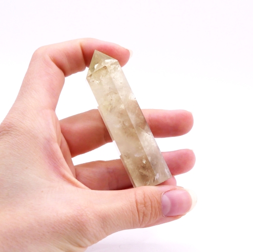 Błyszczący obelisk z cytrynu - gładkie, polerowane ściany i ostry szpic.