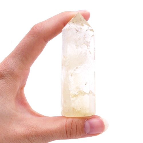 Obelisk z cytrynu - kamień ozdobny o jasnożółtym odcieniu.