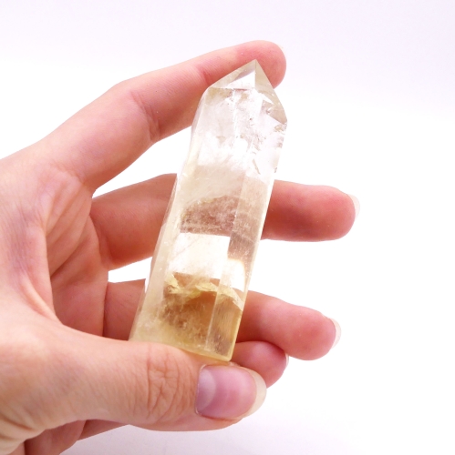 Wieża z polerowanego cytrynu z precyzyjnie zakończonym wierzchołkiem.