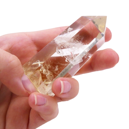 Jasnożółty obelisk z cytrynu z gładką, lustrzaną powierzchnią.