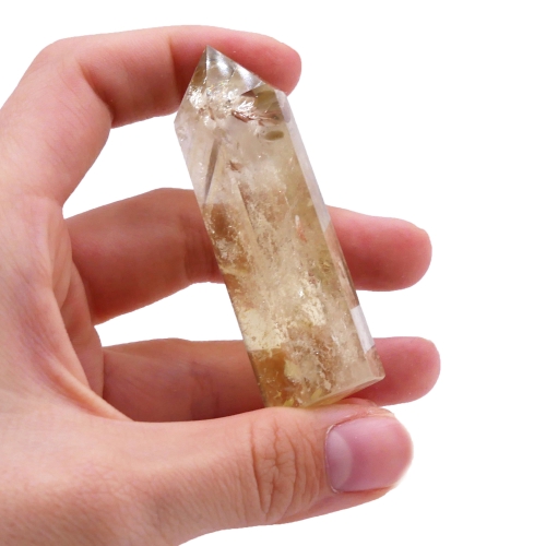 Detal polerowanego cytrynu na obelisku, podkreślający jego wewnętrzne mgiełki i naturalne struktury.