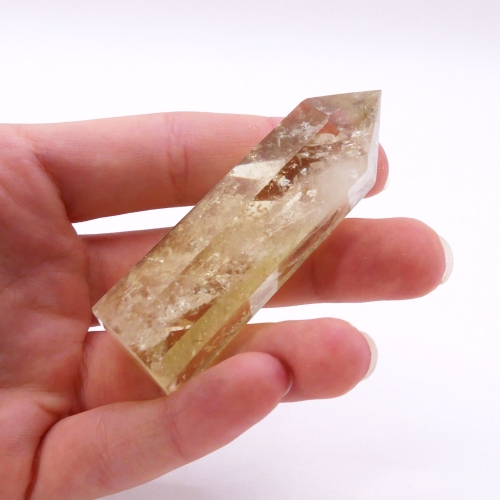 Smukły obelisk z cytrynu jako jasny, słoneczny akcent w nowoczesnym wnętrzu.