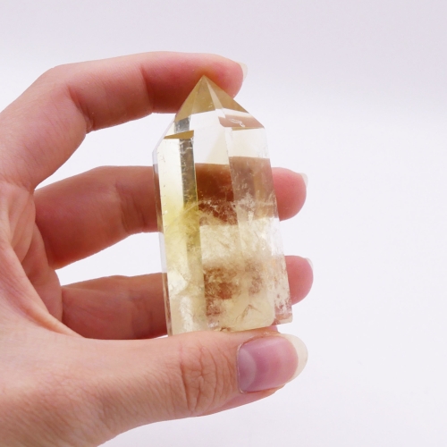 Cytryn w formie wysokiego, polerowanego słupa - kształt obelisku.