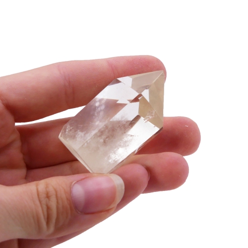 Polerowany obelisk z jasnego cytrynu o smukłej formie na białym tle.