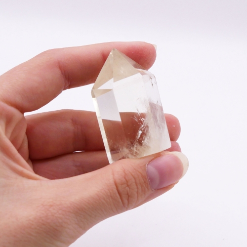 Wieża z naturalnego kwarcu w odcieniach żółci, ukazująca wewnętrzne inkluzje.