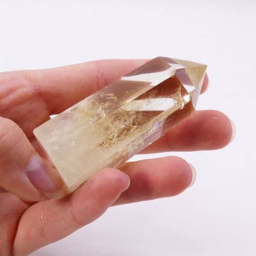 Zbliżenie na unikalne inkluzje i strukturę wewnętrzną polerowanego cytrynu.