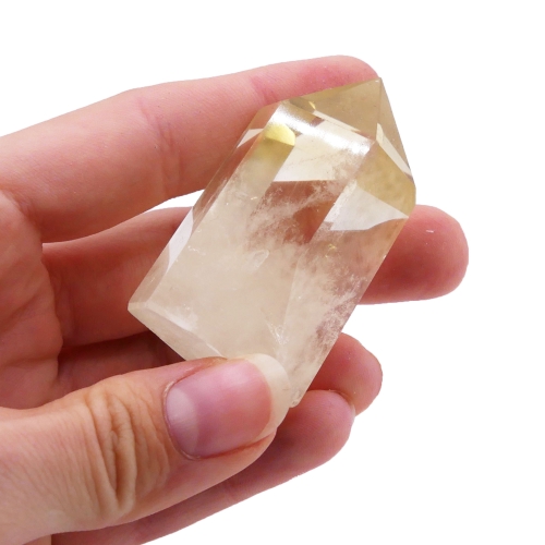 Geometryczna dekoracja z naturalnego cytrynu – obelisk o gładkich ścianach.