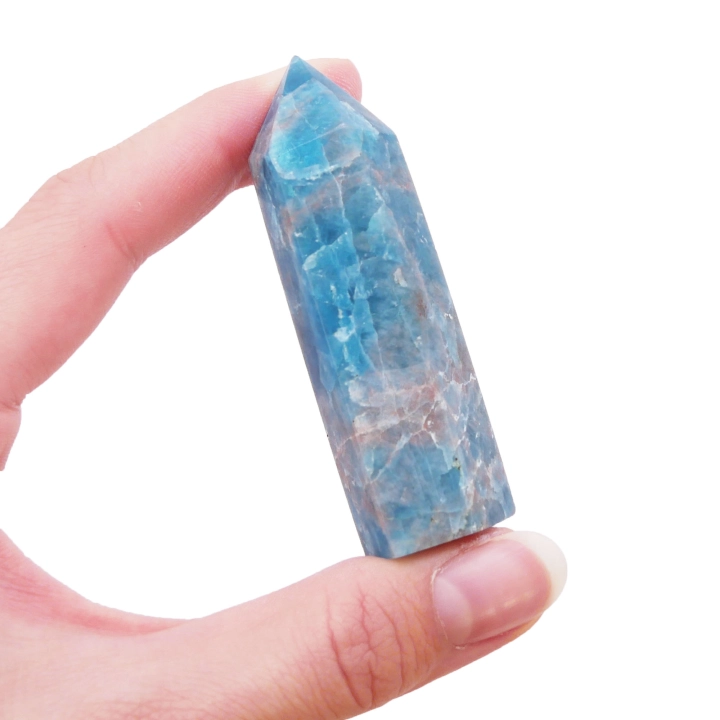 Obelisk z apatytu – intensywnie niebieski minerał o krystalicznej strukturze