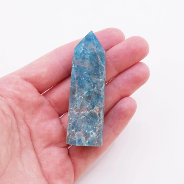 Smukły obelisk z apatytu – kolekcjonerski minerał o głębokim odcieniu
