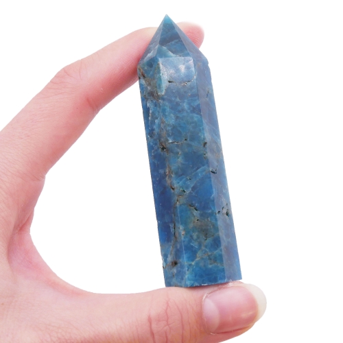 Apatyt polerowany – elegancki obelisk z przejrzystą strukturą