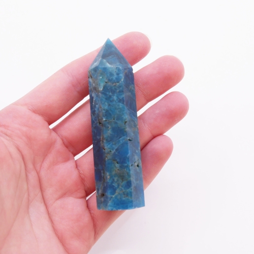 Obelisk z apatytu – intensywnie niebieski minerał o krystalicznej strukturze