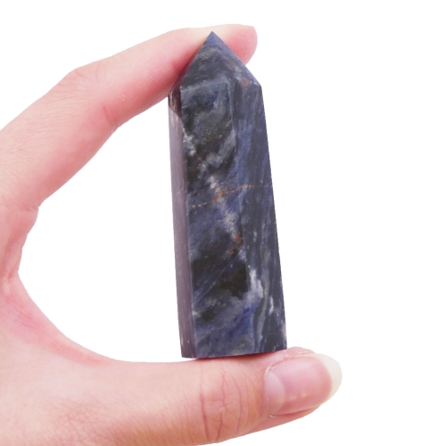 Obelisk z sodalitu nr 015 – smukła, polerowana bryła o głębokim granatowym odcieniu z białymi żyłkami.