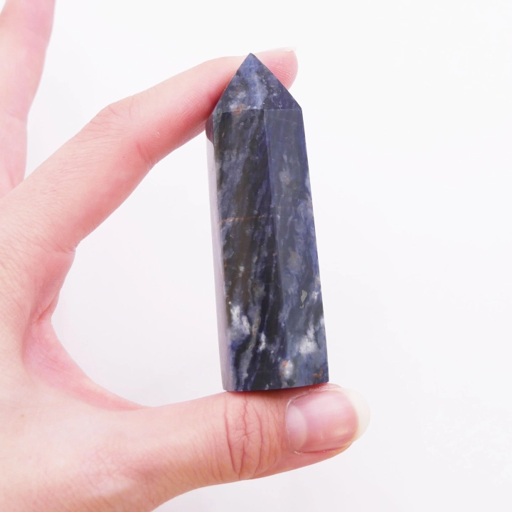 Wierzchołek sodalitowego obelisku nr 015 – zbliżenie na piramidalne zakończenie i marmurkową strukturę minerału.