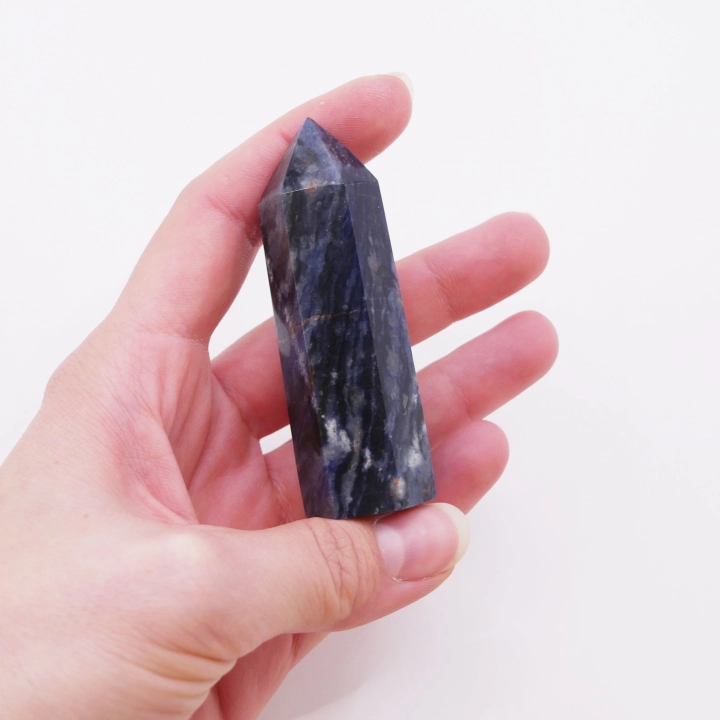 Zbliżenie na detale sodalitu nr 015 – wyraźne kontrasty między ciemnym błękitem a jasnymi inkluzjami kalcytu.