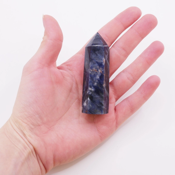 Obelisk z naturalnego sodalitu nr 015 – widok na dociętą, stabilną podstawę i lśniące płaszczyzny boczne.