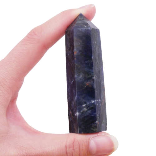 Obelisk z sodalitu nr 016 – smukła, polerowana bryła o intensywnym granatowym odcieniu z białym użyleniem.